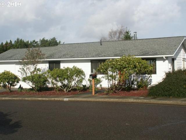 2001 Cedar Ct, North Bend, OR 97459 photo 1