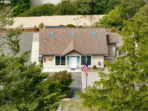 91525 Spaw Ln, Coos Bay, OR 97420