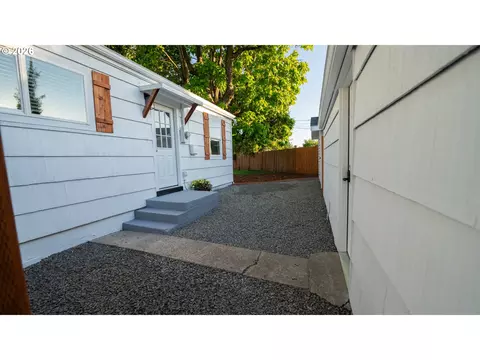 Exterior - 1879 G St, Springfield, OR 97477 photo 3 of 7