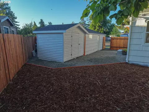 Exterior - 1879 G St, Springfield, OR 97477 photo 5 of 7