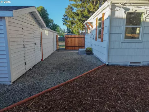 Exterior - 1879 G St, Springfield, OR 97477 photo 4 of 7