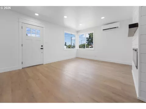Living - 1879 G St, Springfield, OR 97477 photo 2 of 3