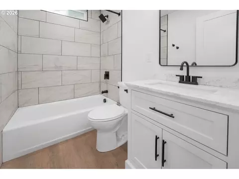 Bath - 1879 G St, Springfield, OR 97477 photo 1 of 1