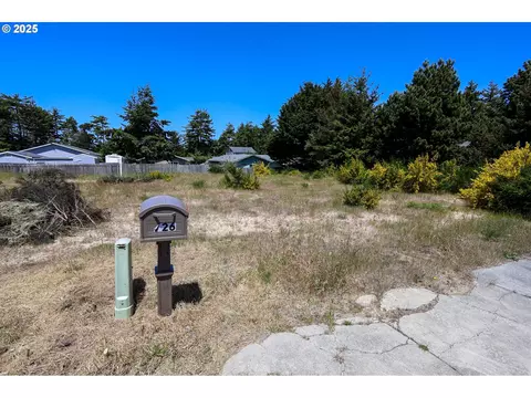 726 Edwards Ave, Coos Bay, OR 97420