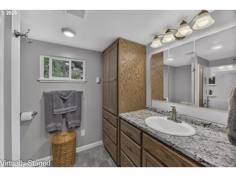 Bath - 10213 Sweet Creek Rd, Mapleton, OR 97453 photo 2 of 3