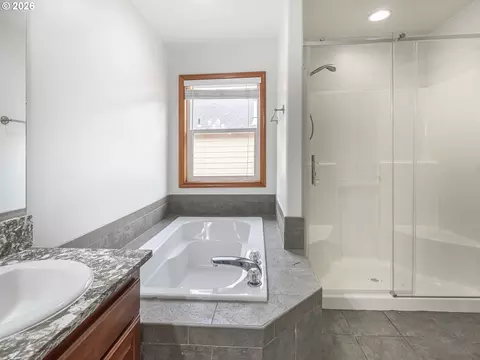 Bath - 21754 NE Couch Ct, Gresham, OR 97030 photo 2 of 3