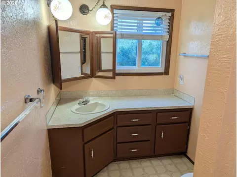 Bath - 5440 J St, Springfield, OR 97478 photo 2 of 2
