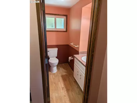Bath - 5440 J St, Springfield, OR 97478 photo 1 of 2