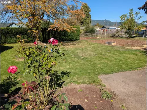 Exterior - 5440 J St, Springfield, OR 97478 photo 3 of 4