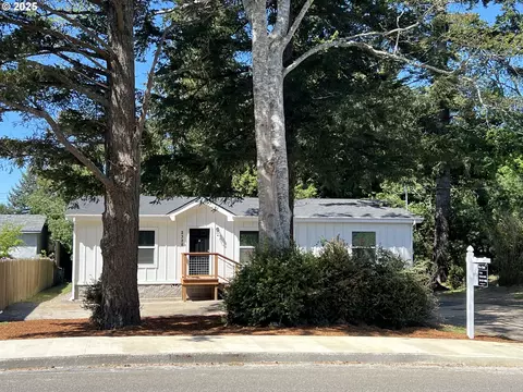 2328 Oak St, North Bend, OR 97459