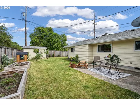 Exterior - 2895 Ferry St, Eugene, OR 97405 photo 5 of 13