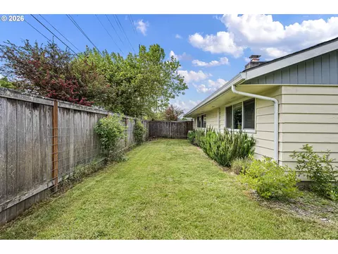 Exterior - 2895 Ferry St, Eugene, OR 97405 photo 12 of 13