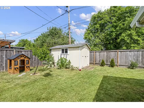 Exterior - 2895 Ferry St, Eugene, OR 97405 photo 9 of 13