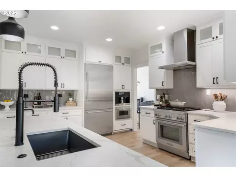 Kitchen - 673 Shoreline Way, Eugene, OR 97401 photo 4 of 5