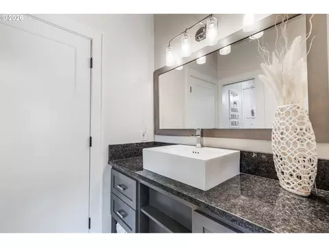Bath - 673 Shoreline Way, Eugene, OR 97401 photo 4 of 5
