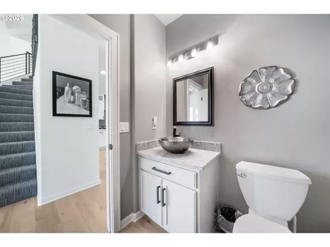 Bath - 673 Shoreline Way, Eugene, OR 97401 photo 5 of 5