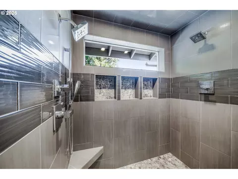 Bath - 673 Shoreline Way, Eugene, OR 97401 photo 2 of 5