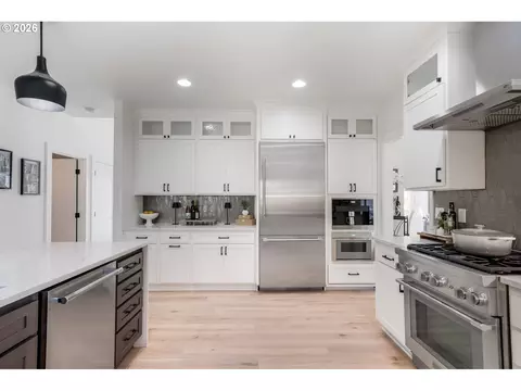 Kitchen - 673 Shoreline Way, Eugene, OR 97401 photo 3 of 5