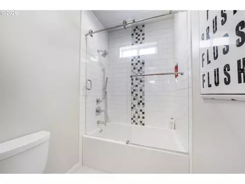 Bath - 673 Shoreline Way, Eugene, OR 97401 photo 3 of 5
