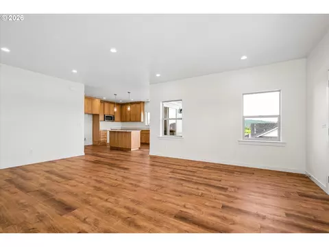 Living - 763 Boulder Loop, Creswell, OR 97426 photo 2 of 4
