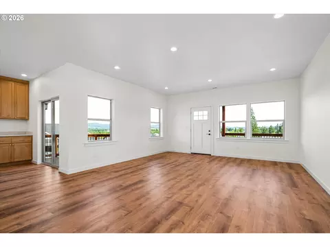 Living - 763 Boulder Loop, Creswell, OR 97426 photo 3 of 4