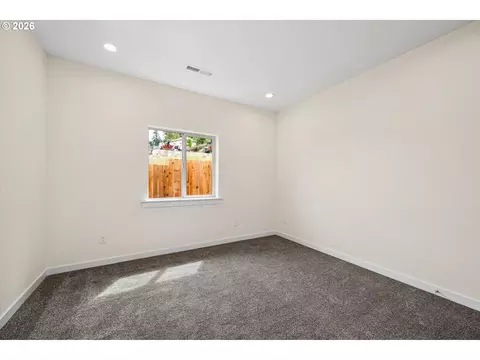 Bedroom - 763 Boulder Loop, Creswell, OR 97426 photo 4 of 7