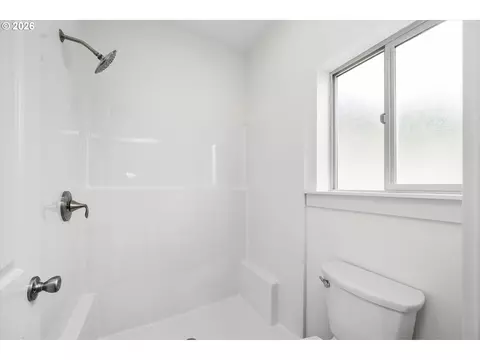 Bath - 763 Boulder Loop, Creswell, OR 97426 photo 2 of 3
