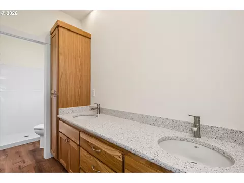 Bath - 763 Boulder Loop, Creswell, OR 97426 photo 1 of 3