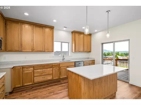 Kitchen - 763 Boulder Loop, Creswell, OR 97426 photo 2 of 3