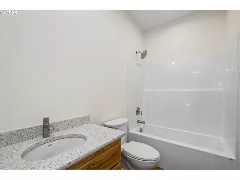 Bath - 763 Boulder Loop, Creswell, OR 97426 photo 3 of 3