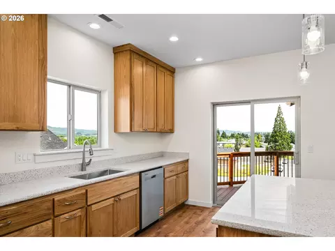 Kitchen - 763 Boulder Loop, Creswell, OR 97426 photo 3 of 3