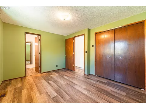 Bedroom - 6323 B St, Springfield, OR 97478 photo 3 of 5