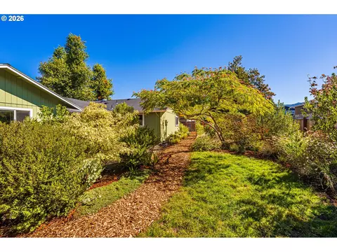Exterior - 6323 B St, Springfield, OR 97478 photo 5 of 14