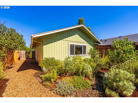 Exterior - 6323 B St, Springfield, OR 97478 photo 8 of 14