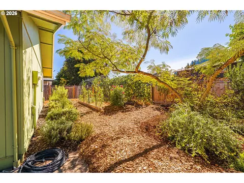 Exterior - 6323 B St, Springfield, OR 97478 photo 4 of 14