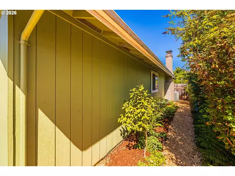 Exterior - 6323 B St, Springfield, OR 97478 photo 7 of 14