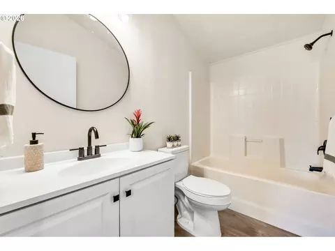 Bath - 24022 Alpine Rd, Monroe, OR 97456 photo 4 of 4