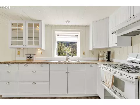 Kitchen - 24022 Alpine Rd, Monroe, OR 97456 photo 2 of 3