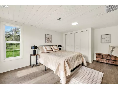 Bedroom - 24022 Alpine Rd, Monroe, OR 97456 photo 2 of 5