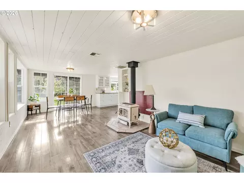 Living - 24022 Alpine Rd, Monroe, OR 97456 photo 2 of 5