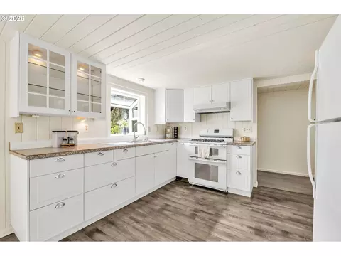 Kitchen - 24022 Alpine Rd, Monroe, OR 97456 photo 1 of 3