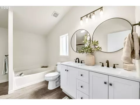 Bath - 24022 Alpine Rd, Monroe, OR 97456 photo 2 of 4