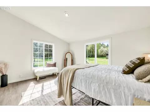 Bedroom - 24022 Alpine Rd, Monroe, OR 97456 photo 4 of 5