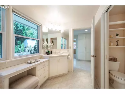 Bath - 2196 Olive St, Eugene, OR 97405 photo 2 of 5
