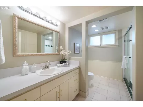 Bath - 2196 Olive St, Eugene, OR 97405 photo 4 of 5