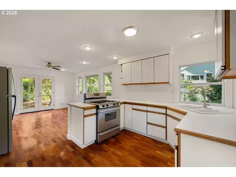 Kitchen - 4482 Paddock Dr, Eugene, OR 97405 photo 2 of 2