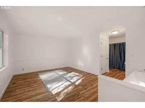 Living - 4482 Paddock Dr, Eugene, OR 97405 photo 8 of 10