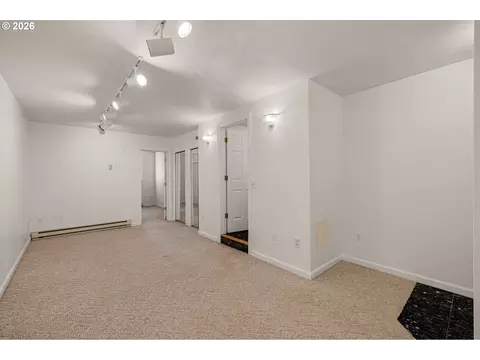 Living - 4482 Paddock Dr, Eugene, OR 97405 photo 9 of 10