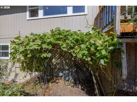 Exterior - 4482 Paddock Dr, Eugene, OR 97405 photo 11 of 16