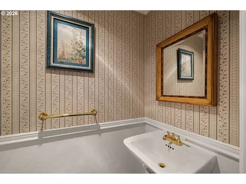 Bath - 4482 Paddock Dr, Eugene, OR 97405 photo 1 of 5